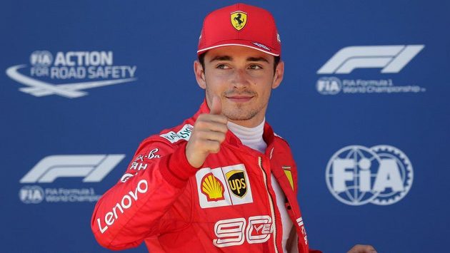 Pilot Ferrari Charles Leclerc se raduje z vítězství v kvalifikaci na Velkou cenu Rakouska. Pilot Ferrari Charles Leclerc se raduje z vítězství v kvalifikaci na Velkou cenu Rakouska.