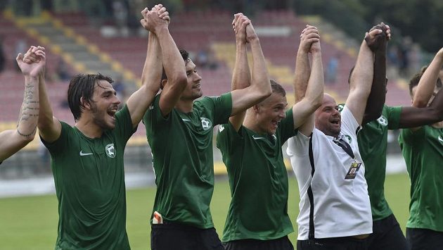 Hráči Příbrami s trenérem Romanem Nádvorníkem děkují fanouškům po triumfu 4:0 nad Jabloncem. Hráči Příbrami s trenérem Romanem Nádvorníkem děkují fanouškům po triumfu 4:0 nad Jabloncem.