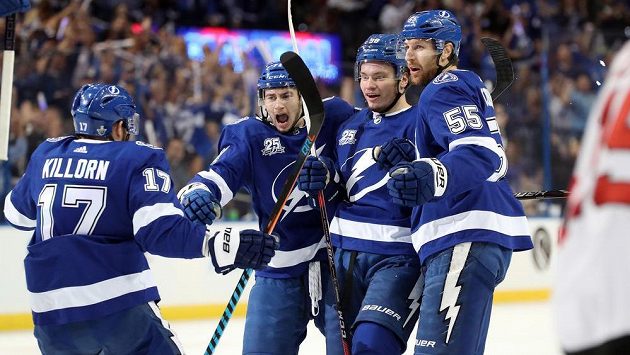 Radost hokejistů Tampy v pátém duelu úvodního kola play off NHL. Radost hokejistů Tampy v pátém duelu úvodního kola play off NHL.