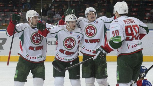 Janne Pesonen z AK BARS Kazaň (třetí zleva) přijímá gratulaci ke gólu od spoluhráčů. Na ledě Martin Ševc z HC Lev Praha. Janne Pesonen z AK BARS Kazaň (třetí zleva) přijímá gratulaci ke gólu od spoluhráčů. Na ledě Martin Ševc z HC Lev Praha.