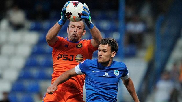 Jihlavský brankář Jaromír Blažek (vlevo) kryje míč před libereckým útočníkem Michaelem Rabušicem. Jihlavský brankář Jaromír Blažek (vlevo) kryje míč před libereckým útočníkem Michaelem Rabušicem.