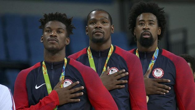 Zleva američtí basketbalisté Jimmy Butler, Kevin Durant a Deandre Jordan po vítězství ve finále. Zleva američtí basketbalisté Jimmy Butler, Kevin Durant a Deandre Jordan po vítězství ve finále.