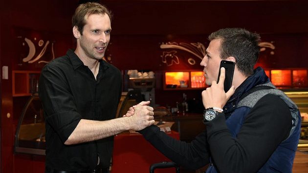 Brankář Petr Čech (vlevo) se zdraví na reprezentačním srazu se záložníkem Vladimírem Daridou. Brankář Petr Čech (vlevo) se zdraví na reprezentačním srazu se záložníkem Vladimírem Daridou.