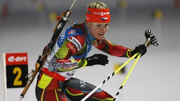 Gabriela Soukalová odjíždí ze střelnice. Gabriela Soukalová odjíždí ze střelnice.