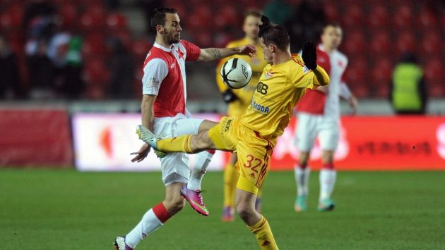 Tomáš Borek (vpravo) ještě v dresu pražské Dukly v souboji se slávistou Janem Vošahlíkem. Tomáš Borek (vpravo) ještě v dresu pražské Dukly v souboji se slávistou Janem Vošahlíkem.