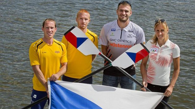 České veslařské naděje pro mistrovství světa. Zleva dvojka bez kormidelníka lehkých vah Jiří Kopáč a Miroslav Vraštil a skifaři Ondřej Synek s Mirkou Knapkovou. České veslařské naděje pro mistrovství světa. Zleva dvojka bez kormidelníka lehkých vah Jiří Kopáč a Miroslav Vraštil a skifaři Ondřej Synek s Mirkou Knapkovou.