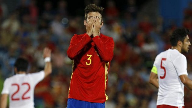 Zatímco obránce Španělska Gerard Piqué si schovává tvář v dlaních, za ním slaví hráči Gruzie historické vítězství. Zatímco obránce Španělska Gerard Piqué si schovává tvář v dlaních, za ním slaví hráči Gruzie historické vítězství.