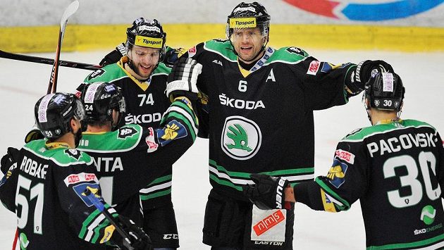 Autor sedmého gólu Boleslavi Michal Broš (druhý zprava) se raduje se spoluhráči. Autor sedmého gólu Boleslavi Michal Broš (druhý zprava) se raduje se spoluhráči.