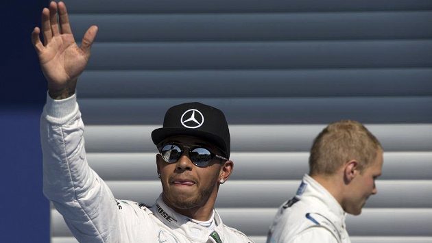 Spokojený Lewis Hamilton (vlevo) po kvalifikaci ve Spa, pro třetí pozici si dojel Valtteri Bottas (vzadu). Spokojený Lewis Hamilton (vlevo) po kvalifikaci ve Spa, pro třetí pozici si dojel Valtteri Bottas (vzadu).