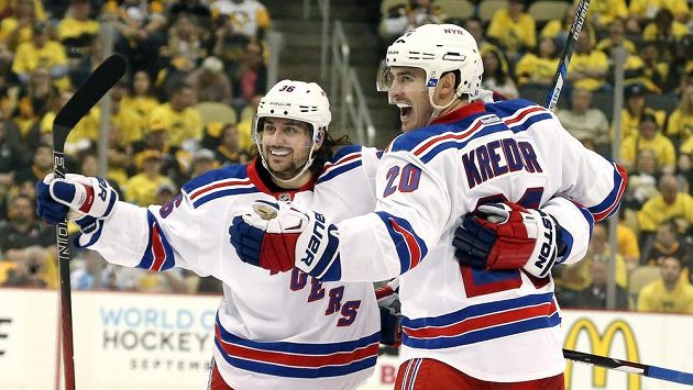 Mats Zuccarello (36) a Chris Kreider (20) z NY Ranger v play off NHL proti Pittsburghu. Mats Zuccarello (36) a Chris Kreider (20) z NY Ranger v play off NHL proti Pittsburghu.
