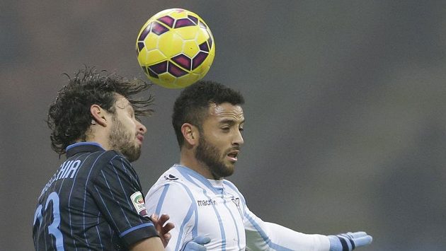 Felipe Anderson z Lazia (vpravo) v hlavičkovém souboji s Andreou Ranocchiou z Interu Milán. Felipe Anderson z Lazia (vpravo) v hlavičkovém souboji s Andreou Ranocchiou z Interu Milán.