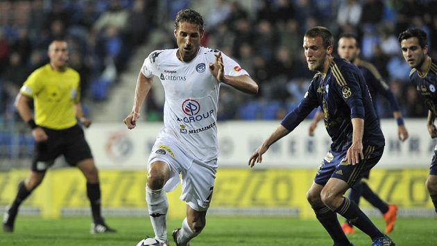 Urostlý útočník Došek (uprostřed) ze Slovácka vstřelil už svou 100. ligovou branku. Urostlý útočník Došek (uprostřed) ze Slovácka vstřelil už svou 100. ligovou branku.