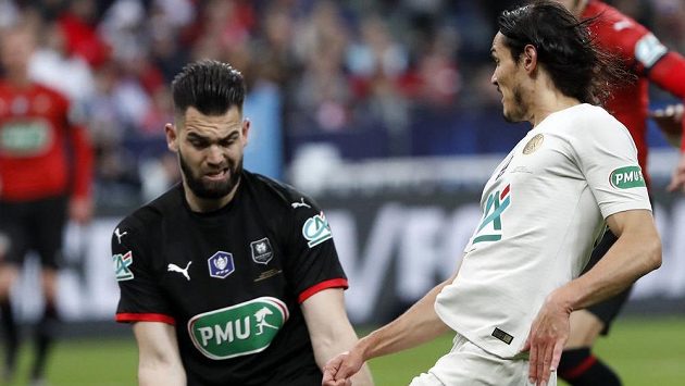 Fotbalista PSG Edinson Cavani(vpravo) před brankářem Rennes Tomášem Koubkem ve finále poháru. Fotbalista PSG Edinson Cavani(vpravo) před brankářem Rennes Tomášem Koubkem ve finále poháru.