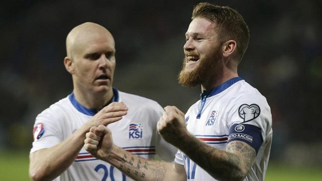 Islandský záložník Aron Gunnarsson (vpravo) slaví se spoluhráčem Emilem Hallfredssonem gól v síti Lotyšska v kvalifikačním utkání ME 2016. Islandský záložník Aron Gunnarsson (vpravo) slaví se spoluhráčem Emilem Hallfredssonem gól v síti Lotyšska v kvalifikačním utkání ME 2016.