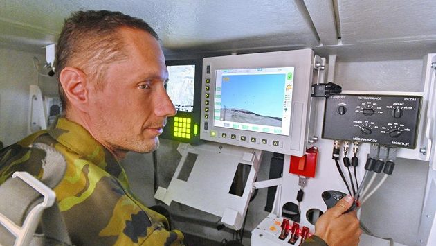 Atlet Vítězslav Veselý na trenažéru vozidla Pandur Atlet Vítězslav Veselý na trenažéru vozidla Pandur