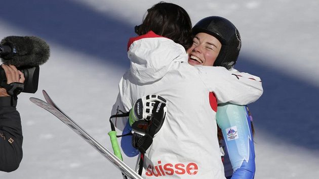 Slovinská lyžařka Tina Mazeová (vpravo) se objímá se Švýcarkou Dominique Gisinovou. Obě závodnice zajely ve sjezdu stejný čas a radovaly se ze zlaté medaile. Slovinská lyžařka Tina Mazeová (vpravo) se objímá se Švýcarkou Dominique Gisinovou. Obě závodnice zajely ve sjezdu stejný čas a radovaly se ze zlaté medaile.