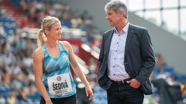 Irena Gillarová (ještě jako Šedivá) na Zlatá tretře se svým koučem Janem Železným. Irena Gillarová (ještě jako Šedivá) na Zlatá tretře se svým koučem Janem Železným.