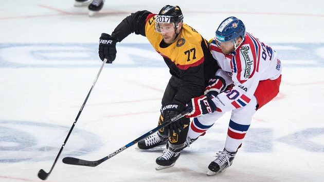 Německý obránce Nikolai Goc (vlevo) a český útočník Martin Dočekal během utkání Euro Hockey Challenge. Německý obránce Nikolai Goc (vlevo) a český útočník Martin Dočekal během utkání Euro Hockey Challenge.