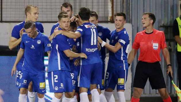 Fotbalisté Liberce se radují z gólu v Larnace. Fotbalisté Liberce se radují z gólu v Larnace.