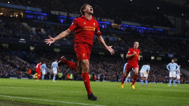 Liverpoolský Steven Gerrard se raduje z gólu proti Manchesteru City. Liverpoolský Steven Gerrard se raduje z gólu proti Manchesteru City.