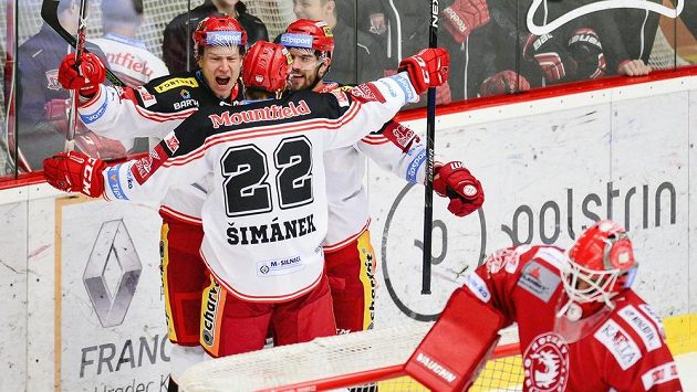 Andris Džerinš (vlevo nahoře) oslavuje se spoluhráči z Hradce Králové gól vstřelený Třinci. Andris Džerinš (vlevo nahoře) oslavuje se spoluhráči z Hradce Králové gól vstřelený Třinci.