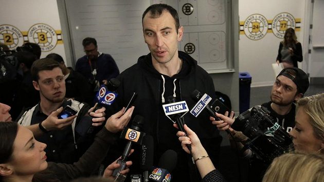 Obrovitý kapitán Bostonu Zdeno Chára slovenské obranné řady na letošním MS neposílí. Obrovitý kapitán Bostonu Zdeno Chára slovenské obranné řady na letošním MS neposílí.
