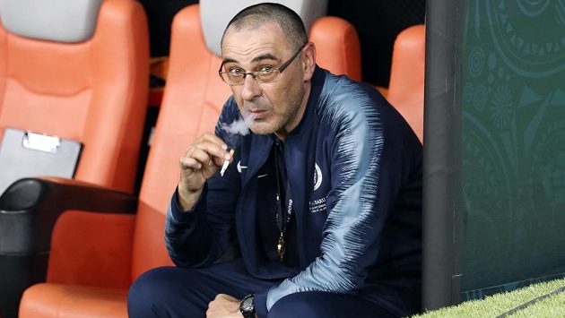 Maurizio Sarri přivedl Chelsea k triumfu v Evropské lize, po sezoně ale možná londýnský klub opustí. Maurizio Sarri přivedl Chelsea k triumfu v Evropské lize, po sezoně ale možná londýnský klub opustí.