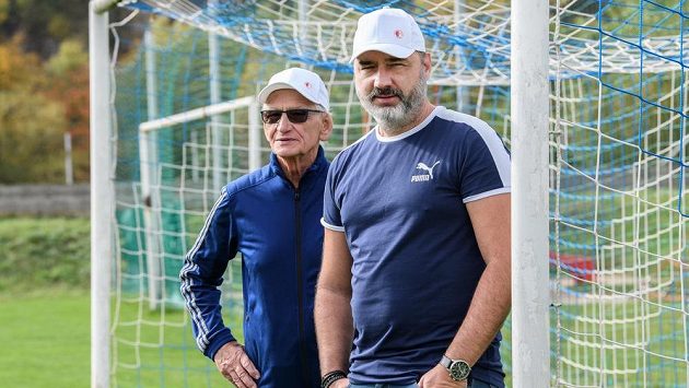 Jindřich Trpišovský starší se synem Jindřichem, který trénuje Slavii, na hřišti ve Chvatěrubech, kde nynější kouč Pražanů končil s aktivním fotbalem. Jindřich Trpišovský starší se synem Jindřichem, který trénuje Slavii, na hřišti ve Chvatěrubech, kde nynější kouč Pražanů končil s aktivním fotbalem.