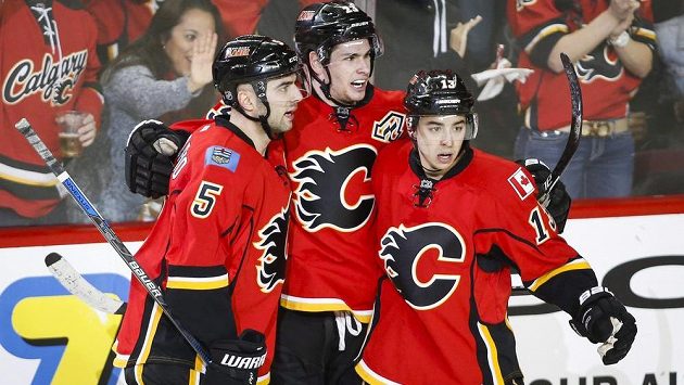 Radost hráčů Calgary, zleva Mark Giordano a do Týmu Severní Ameriky nominovaní Sean Monahan a Johnny Gaudreau. Radost hráčů Calgary, zleva Mark Giordano a do Týmu Severní Ameriky nominovaní Sean Monahan a Johnny Gaudreau.