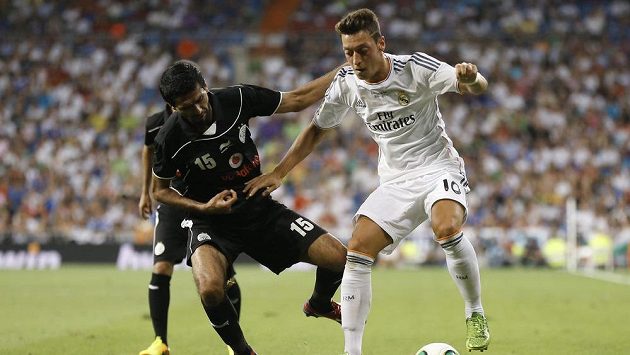 Mesut Özil (vpravo) by měl z Realu Madrid přestoupit do Arsenalu. Mesut Özil (vpravo) by měl z Realu Madrid přestoupit do Arsenalu.