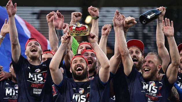 Podobné oslavy mají fotbalisté Viktorie Plzeň (zleva Vaněk, Horváth, Řezník, Holenda a Kolář) zažívat i po této sezóně.. Podobné oslavy mají fotbalisté Viktorie Plzeň (zleva Vaněk, Horváth, Řezník, Holenda a Kolář) zažívat i po této sezóně..