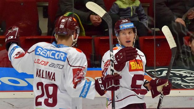 Hráči Sparty Petr Kalina a střelec branky Jan Košťálek se radují z prvního gólu. Hráči Sparty Petr Kalina a střelec branky Jan Košťálek se radují z prvního gólu.