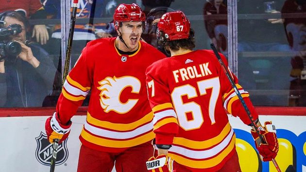 Útočník Calgary Flames Mikael Backlund oslavuje branku s Michaelem Frolíkem v utkání proti New Yorku Islanders. Útočník Calgary Flames Mikael Backlund oslavuje branku s Michaelem Frolíkem v utkání proti New Yorku Islanders.