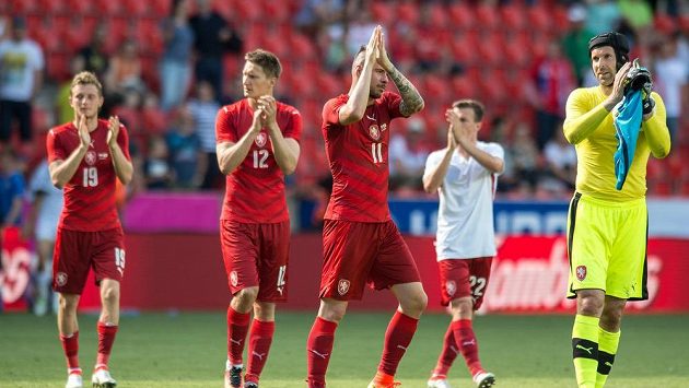 Fotbalisté české reprezentace (zprava) Petr Čech, Daniel Pudil, Milan Škoda a Ladislav Krejčí děkuji fanouškům za podporu. Fotbalisté české reprezentace (zprava) Petr Čech, Daniel Pudil, Milan Škoda a Ladislav Krejčí děkuji fanouškům za podporu.