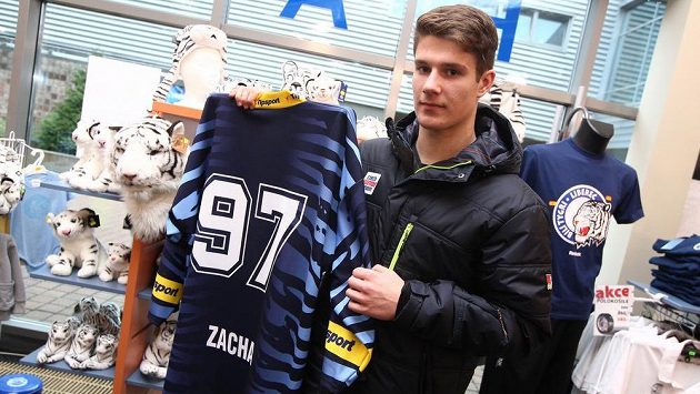 Pavel Zacha věří, že si poprvé zahraje zápas NHL. Pavel Zacha věří, že si poprvé zahraje zápas NHL.