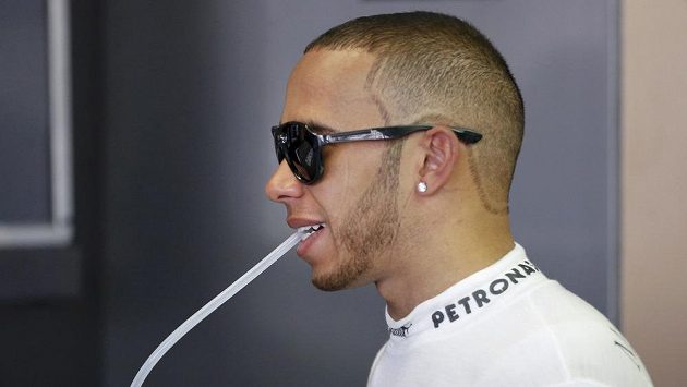 Lewis Hamilton se občerstvuje po tréninku na Velkou cenu Monaka vozů formule 1. Lewis Hamilton se občerstvuje po tréninku na Velkou cenu Monaka vozů formule 1.