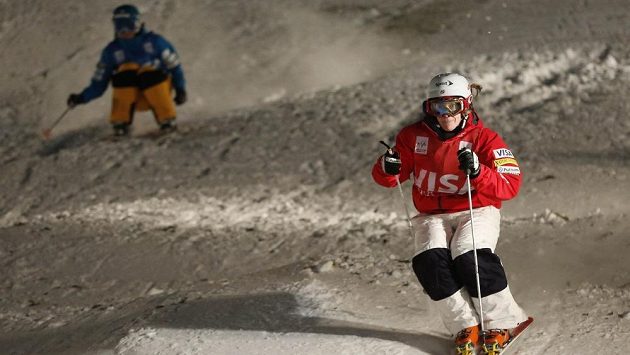 Sudová (v pozadí) na vítězku Kearneyovou (vpravo) v závodu paralelní jízdy v boulích nestačila. Sudová (v pozadí) na vítězku Kearneyovou (vpravo) v závodu paralelní jízdy v boulích nestačila.