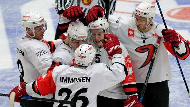 Z gólu proti Třinci se radují hráči Jyväskylä, zleva Joonas Nättinen, Jani Tuppurainen, Jarkko Imonen, Juuso Vainio a Mikko Kalteva. Z gólu proti Třinci se radují hráči Jyväskylä, zleva Joonas Nättinen, Jani Tuppurainen, Jarkko Imonen, Juuso Vainio a Mikko Kalteva.