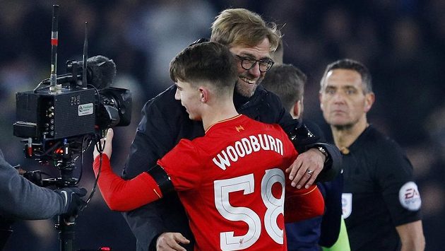 Liverpoolský teenager Ben Woodburn v objetí s koučem Jürgenem Kloppem. Liverpoolský teenager Ben Woodburn v objetí s koučem Jürgenem Kloppem.