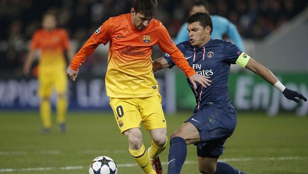 Lionel Messi (vlevo) obchází Thiaga Silvu z Paris St. Germain v utkání Ligy mistrů. Lionel Messi (vlevo) obchází Thiaga Silvu z Paris St. Germain v utkání Ligy mistrů.