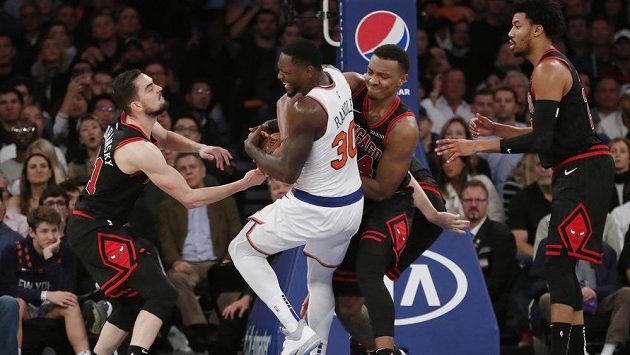 Basketbalista Chicaga Bulls Tomáš Satoranský (vlevo) během utkání s New Yorkem Knicks Basketbalista Chicaga Bulls Tomáš Satoranský (vlevo) během utkání s New Yorkem Knicks