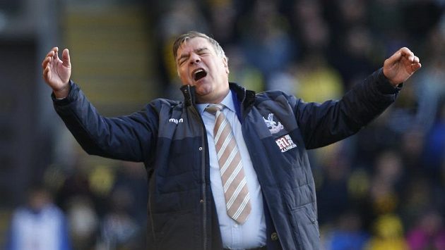 Kouč Crystal Palace Sam Allardyce při utkání s Watfordem. Kouč Crystal Palace Sam Allardyce při utkání s Watfordem.