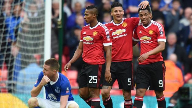 Fotbalisté Manchesteru United slaví postup do finále FA Cupu, který jim zajistil v 93. minutě Anthony Martial (vpravo). Fotbalisté Manchesteru United slaví postup do finále FA Cupu, který jim zajistil v 93. minutě Anthony Martial (vpravo).