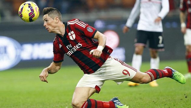 Útočník AC Milán Fernando Torres v zápase s Palermem. Útočník AC Milán Fernando Torres v zápase s Palermem.