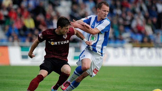 Jan Chramosta (vpravo) v souboji se sparťanem Lukášem Váchou. Jan Chramosta (vpravo) v souboji se sparťanem Lukášem Váchou.