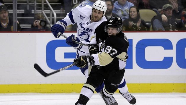 Sidney Crosby z Pittsburghu (vpravo). Sidney Crosby z Pittsburghu (vpravo).