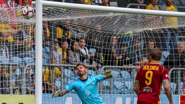 Brankář Filip Rada a Jan Holenda z Dukly - míč končí v brance Pražanů. Brankář Filip Rada a Jan Holenda z Dukly - míč končí v brance Pražanů.