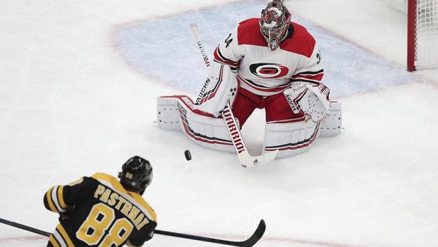 Brankář Caroliny Hurricanes Petr Mrázek likviduje střelu bostonského útočníka Davida Pastrňáka. Brankář Caroliny Hurricanes Petr Mrázek likviduje střelu bostonského útočníka Davida Pastrňáka.