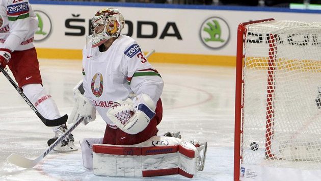 Gólman Běloruska Kevin Lalande inkasuje gól v zápase s Kanadou. Prohra evropského celku znamená, že bude muset do kvalifikace o účast na ZOH 2018. Gólman Běloruska Kevin Lalande inkasuje gól v zápase s Kanadou. Prohra evropského celku znamená, že bude muset do kvalifikace o účast na ZOH 2018.