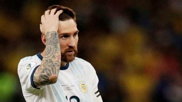 Lionel Messi si finále na letošním mistrovství Jižní Ameriky nezahraje. Argentina padla s Brazílií 0:2. Lionel Messi si finále na letošním mistrovství Jižní Ameriky nezahraje. Argentina padla s Brazílií 0:2.